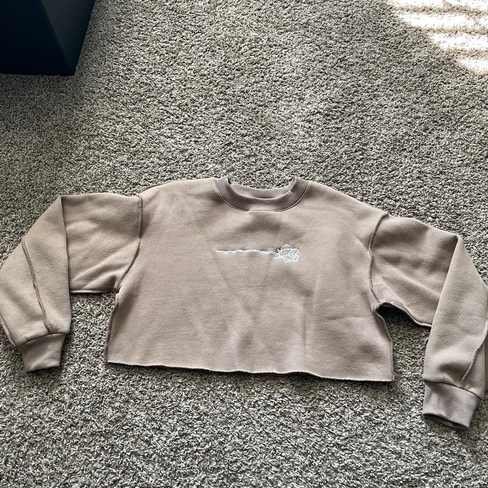 Cropped sweatshirt with rose detail